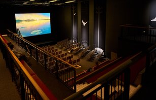 In der Botschaft der Wildtiere erwartet dich Deutschlands einziges Naturfilmkino.  Freu’ Dich auf faszinierende Bilder und spektakuläre Szenen, die unserem Blick normalerweise verborgen bleiben.