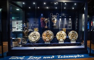 Pokalvitrine mit Meisterschale und Europapokal.