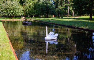 Wasserbecken im WAI mit Skulptur „Poseidon" von Thomas Judisch  und schwimmendem Schwan „Ridiculous Inflatable Swan-Thing" von David Shrigley. 