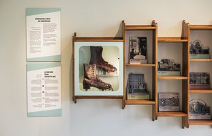 Ein Foto mit Schlittschuhen und ein Regal mit Aufstellern
