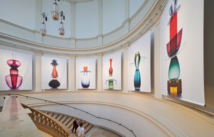 Großformatige Bilder in einem großen Treppenhaus.