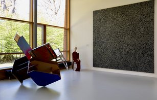 Raumansicht der Ausstellung What Paradise!? mit Werken von Sarah Braman, Eva Aeppli und Jan Smejkal