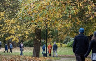 Besucher*innen im herbstlichen WAI Park.