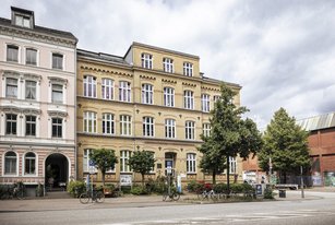 Das Gebäude der jüdischen Mädchenschule in gelbem Klinker