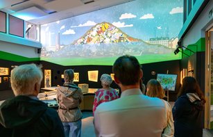 Foto der großflächigen Videoprojektion des Energiebergs in der neuen Ausstellung „Abfall im Wandel".