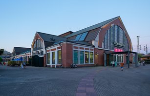 Die Halle für aktuelle Kunst in einer Abendstimmung.