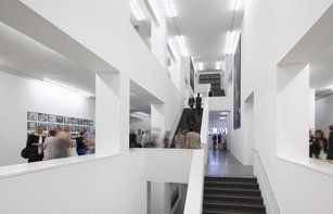 Innenansicht der Sammlung Falckenberg mit mehreren Stockwerken.