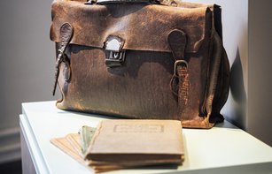 Ein Ausstellungsraum mit einer alten Schultasche