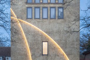 Aussenansicht Gebäude Parabel, Leuchtzeichen 