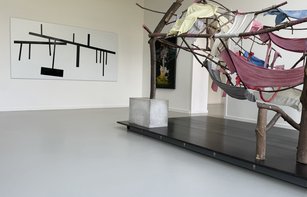 Raumansicht der Ausstellung What Paradise!? mit Werken von Alexandra Bircken, Daniel Man und Gerwald Rockenschaub
