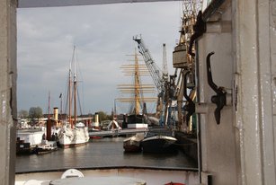 Historische Schiffe am Bremer Kai im Hansahafen