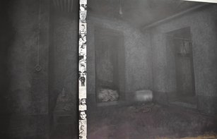 Gemälde in schwarzweiß, zu sehen ein dunkler Raum und helle Portraits