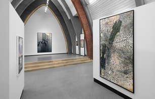 Innenraumansicht Parabel, Ausstellung,  Gemälde