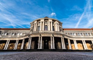 Vorderseite des historischen Hauptgebäudes der Uni Hamburg