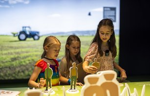 Interaktive Stationen laden spielerisch zum Mitmachen ein