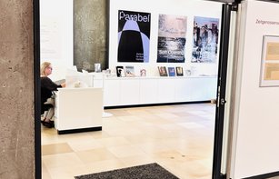 Foyer Parabel, Plakate, Empfang, Aufsicht