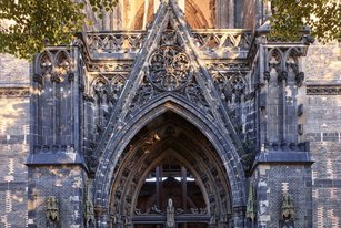 Eingangsportal des Turms