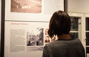 Besucherin in Ausstellung
